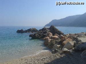 P18 [JUN-2015] Tot pe plaja Agios Nikitas. În dreapta la 1 km este plaja Pefkoulia