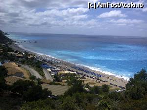 P02 [JUN-2014] Plaja Katsima, vazuta de sus (se vede si serpentina care duce de la drumul de centura a insulei, pana la plaje) 