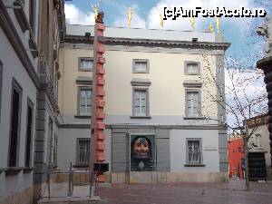 [P20] Teatre Museu Dalí din Figuerés: obeliscul televiziunii, realizat de germanul Wolf Vostell. Alături se zărește și portretul cu televizor și becuri al lui Dali.  » foto by mariana.olaru
 - 
<span class="allrVoted glyphicon glyphicon-heart hidden" id="av436750"></span>
<a class="m-l-10 hidden" id="sv436750" onclick="voting_Foto_DelVot(,436750,12859)" role="button">șterge vot <span class="glyphicon glyphicon-remove"></span></a>
<a id="v9436750" class=" c-red"  onclick="voting_Foto_SetVot(436750)" role="button"><span class="glyphicon glyphicon-heart-empty"></span> <b>LIKE</b> = Votează poza</a> <img class="hidden"  id="f436750W9" src="/imagini/loader.gif" border="0" /><span class="AjErrMes hidden" id="e436750ErM"></span>