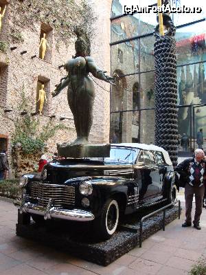 [P24] Teatre Museu Dalí din Figuerés: curtea centrală cu monumentul El carro-naval. În prim plan, Cadillacul lui Dali și statuia de bronz a reginei Estera, operă a austriacului Ernst Fuchs.  » foto by mariana.olaru
 - 
<span class="allrVoted glyphicon glyphicon-heart hidden" id="av436761"></span>
<a class="m-l-10 hidden" id="sv436761" onclick="voting_Foto_DelVot(,436761,12859)" role="button">șterge vot <span class="glyphicon glyphicon-remove"></span></a>
<a id="v9436761" class=" c-red"  onclick="voting_Foto_SetVot(436761)" role="button"><span class="glyphicon glyphicon-heart-empty"></span> <b>LIKE</b> = Votează poza</a> <img class="hidden"  id="f436761W9" src="/imagini/loader.gif" border="0" /><span class="AjErrMes hidden" id="e436761ErM"></span>