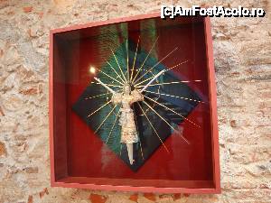 [P37] Teatre Museu Dalí din Figuerés: caseta originală cu figura lui Hristos, realizată din hârtie pergament și expusă sub tabloul ”Sf. Gheorghe eliberând un înger”, pe peretele dinspre sud al sălii cupolei.  » foto by mariana.olaru
 - 
<span class="allrVoted glyphicon glyphicon-heart hidden" id="av436795"></span>
<a class="m-l-10 hidden" id="sv436795" onclick="voting_Foto_DelVot(,436795,12859)" role="button">șterge vot <span class="glyphicon glyphicon-remove"></span></a>
<a id="v9436795" class=" c-red"  onclick="voting_Foto_SetVot(436795)" role="button"><span class="glyphicon glyphicon-heart-empty"></span> <b>LIKE</b> = Votează poza</a> <img class="hidden"  id="f436795W9" src="/imagini/loader.gif" border="0" /><span class="AjErrMes hidden" id="e436795ErM"></span>