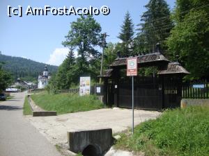 [P03] Am ajuns la poarta muzeului memorial Mihail Sadoveanu. În față se observă schitul Vovidenia.  » foto by Floryn81
 - 
<span class="allrVoted glyphicon glyphicon-heart hidden" id="av764000"></span>
<a class="m-l-10 hidden" id="sv764000" onclick="voting_Foto_DelVot(,764000,12941)" role="button">șterge vot <span class="glyphicon glyphicon-remove"></span></a>
<a id="v9764000" class=" c-red"  onclick="voting_Foto_SetVot(764000)" role="button"><span class="glyphicon glyphicon-heart-empty"></span> <b>LIKE</b> = Votează poza</a> <img class="hidden"  id="f764000W9" src="/imagini/loader.gif" border="0" /><span class="AjErrMes hidden" id="e764000ErM"></span>