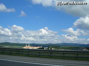 P02 [AUG-2012] În Austria, pe autostradă, o privire fugară asupra impresionantei abaţii Melk. 
