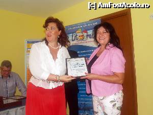 [P12] Corina Martin oferind premiul doamnei Ionela Lokman, din partea Vilei Pretty Woman / Eforie N.  » foto by pepsi70ro
 - 
<span class="allrVoted glyphicon glyphicon-heart hidden" id="av368224"></span>
<a class="m-l-10 hidden" id="sv368224" onclick="voting_Foto_DelVot(,368224,13025)" role="button">șterge vot <span class="glyphicon glyphicon-remove"></span></a>
<a id="v9368224" class=" c-red"  onclick="voting_Foto_SetVot(368224)" role="button"><span class="glyphicon glyphicon-heart-empty"></span> <b>LIKE</b> = Votează poza</a> <img class="hidden"  id="f368224W9" src="/imagini/loader.gif" border="0" /><span class="AjErrMes hidden" id="e368224ErM"></span>