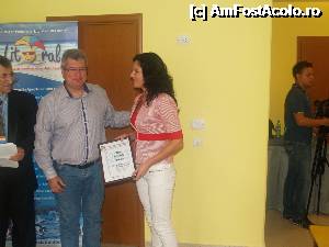 [P15] Daniel Sirbu, oferind premiul reprezentantului hotelului Del Mar - Mamaia, pentru al doilea an consecutiv.  » foto by pepsi70ro
 - 
<span class="allrVoted glyphicon glyphicon-heart hidden" id="av368228"></span>
<a class="m-l-10 hidden" id="sv368228" onclick="voting_Foto_DelVot(,368228,13025)" role="button">șterge vot <span class="glyphicon glyphicon-remove"></span></a>
<a id="v9368228" class=" c-red"  onclick="voting_Foto_SetVot(368228)" role="button"><span class="glyphicon glyphicon-heart-empty"></span> <b>LIKE</b> = Votează poza</a> <img class="hidden"  id="f368228W9" src="/imagini/loader.gif" border="0" /><span class="AjErrMes hidden" id="e368228ErM"></span>