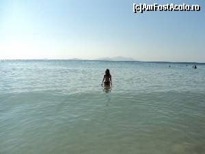 P10 [JUL-2013] Michelangelo Resort & Spa, Kos, Grecia. Si plaja hotelului cu apa foarte limpede si adincindu-se lin.