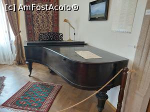 [P17] Camera Biedermeier și pianul. » foto by maryka
 - 
<span class="allrVoted glyphicon glyphicon-heart hidden" id="av1298868"></span>
<a class="m-l-10 hidden" id="sv1298868" onclick="voting_Foto_DelVot(,1298868,13139)" role="button">șterge vot <span class="glyphicon glyphicon-remove"></span></a>
<a id="v91298868" class=" c-red"  onclick="voting_Foto_SetVot(1298868)" role="button"><span class="glyphicon glyphicon-heart-empty"></span> <b>LIKE</b> = Votează poza</a> <img class="hidden"  id="f1298868W9" src="/imagini/loader.gif" border="0" /><span class="AjErrMes hidden" id="e1298868ErM"></span>