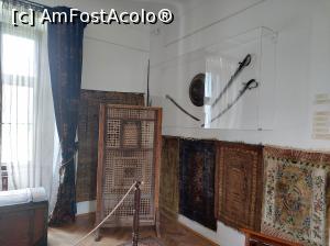 [P23] Camera Stăpânului, colțul „sever” i-am spus eu, covoarele turcești și armele. » foto by maryka
 - 
<span class="allrVoted glyphicon glyphicon-heart hidden" id="av1298874"></span>
<a class="m-l-10 hidden" id="sv1298874" onclick="voting_Foto_DelVot(,1298874,13139)" role="button">șterge vot <span class="glyphicon glyphicon-remove"></span></a>
<a id="v91298874" class=" c-red"  onclick="voting_Foto_SetVot(1298874)" role="button"><span class="glyphicon glyphicon-heart-empty"></span> <b>LIKE</b> = Votează poza</a> <img class="hidden"  id="f1298874W9" src="/imagini/loader.gif" border="0" /><span class="AjErrMes hidden" id="e1298874ErM"></span>