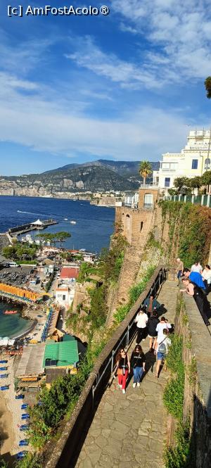[P25] Faleza înaltă din Sorrento. » foto by tata123 🔱
 - 
<span class="allrVoted glyphicon glyphicon-heart hidden" id="av1531102"></span>
<a class="m-l-10 hidden" id="sv1531102" onclick="voting_Foto_DelVot(,1531102,13144)" role="button">șterge vot <span class="glyphicon glyphicon-remove"></span></a>
<a id="v91531102" class=" c-red"  onclick="voting_Foto_SetVot(1531102)" role="button"><span class="glyphicon glyphicon-heart-empty"></span> <b>LIKE</b> = Votează poza</a> <img class="hidden"  id="f1531102W9" src="/imagini/loader.gif" border="0" /><span class="AjErrMes hidden" id="e1531102ErM"></span>