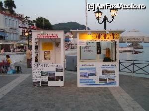 P08 [JUL-2012] Parga, in port se vand bilete pentru plajele invecinate, cu taxi-boatul