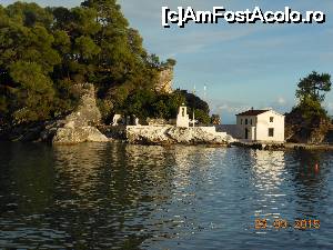 P20 [SEP-2015] Parga - Văzute de pe mare, Insula Panagia cu bisericuţa ei. 