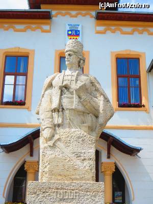 [P08] Statuia lui Tudor Vladimirescu în fața Primăriei - autor: Vasile Blendea, 1968.  » foto by tata123 🔱
 - 
<span class="allrVoted glyphicon glyphicon-heart hidden" id="av619606"></span>
<a class="m-l-10 hidden" id="sv619606" onclick="voting_Foto_DelVot(,619606,13164)" role="button">șterge vot <span class="glyphicon glyphicon-remove"></span></a>
<a id="v9619606" class=" c-red"  onclick="voting_Foto_SetVot(619606)" role="button"><span class="glyphicon glyphicon-heart-empty"></span> <b>LIKE</b> = Votează poza</a> <img class="hidden"  id="f619606W9" src="/imagini/loader.gif" border="0" /><span class="AjErrMes hidden" id="e619606ErM"></span>