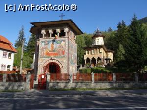 [P29] Biserica Ortodoxă ”Adormirea Maicii Domnului” din Băile Tușnad, cu monumentala clopotniță pictată de la intrare » foto by mariana.olaru
 - 
<span class="allrVoted glyphicon glyphicon-heart hidden" id="av717591"></span>
<a class="m-l-10 hidden" id="sv717591" onclick="voting_Foto_DelVot(,717591,13168)" role="button">șterge vot <span class="glyphicon glyphicon-remove"></span></a>
<a id="v9717591" class=" c-red"  onclick="voting_Foto_SetVot(717591)" role="button"><span class="glyphicon glyphicon-heart-empty"></span> <b>LIKE</b> = Votează poza</a> <img class="hidden"  id="f717591W9" src="/imagini/loader.gif" border="0" /><span class="AjErrMes hidden" id="e717591ErM"></span>