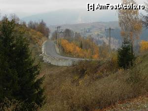 P01 [NOV-2012] Drumul asfaltat la intrarea în satul Peştera. Şoseaua merge chiar pe muchea dealului. 