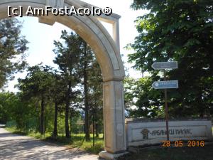 [P03] Arbanasi - Intrarea în parcul Arbanasi Palace cu fosta reședință Todor Jivkov.  » foto by iulianic
 - 
<span class="allrVoted glyphicon glyphicon-heart hidden" id="av753183"></span>
<a class="m-l-10 hidden" id="sv753183" onclick="voting_Foto_DelVot(,753183,13213)" role="button">șterge vot <span class="glyphicon glyphicon-remove"></span></a>
<a id="v9753183" class=" c-red"  onclick="voting_Foto_SetVot(753183)" role="button"><span class="glyphicon glyphicon-heart-empty"></span> <b>LIKE</b> = Votează poza</a> <img class="hidden"  id="f753183W9" src="/imagini/loader.gif" border="0" /><span class="AjErrMes hidden" id="e753183ErM"></span>