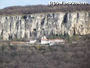 P02 [NOV-2015] Mănăstirea Sf. Petru şi Pavel (sau Petropavlovski sau Mănăstirea din Lyaskovets) văzută de la mănăstirea Preobrazhenski aflată pe dealul de vizazvi
