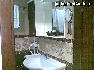 P14 [AUG-2012] Hotel Teona 3*, Izmit - baia cu uscător de păr, oglindă cu lupă și câteva cosmetice