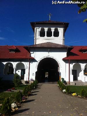 P06 [OCT-2014] Poarta de intrare văzută din curtea Mănăstirii