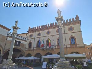 [P91] Piazza del Popolo - Palazzo Merlato (primăria), având în față coloanele cu statuile sfinților Vitale și Apollinare » foto by Carmen Ion
 - 
<span class="allrVoted glyphicon glyphicon-heart hidden" id="av1543858"></span>
<a class="m-l-10 hidden" id="sv1543858" onclick="voting_Foto_DelVot(,1543858,13338)" role="button">șterge vot <span class="glyphicon glyphicon-remove"></span></a>
<a id="v91543858" class=" c-red"  onclick="voting_Foto_SetVot(1543858)" role="button"><span class="glyphicon glyphicon-heart-empty"></span> <b>LIKE</b> = Votează poza</a> <img class="hidden"  id="f1543858W9" src="/imagini/loader.gif" border="0" /><span class="AjErrMes hidden" id="e1543858ErM"></span>