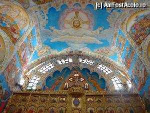P25 [JUL-2012] Altarul Catedralei Episcopale Sfânta Vineri din Zalău: plafonul și luminatoarele dispuse în cunună