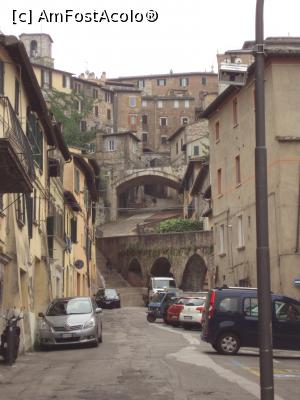 P06 [MAY-2018] Perugia: străzi tipice, cu scări și arcade. Aici, zona Piazza dell Universita. 