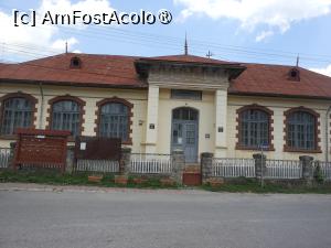 [P03] Pietroșița - În centru, școala veche. » foto by iulianic
 - 
<span class="allrVoted glyphicon glyphicon-heart hidden" id="av1436869"></span>
<a class="m-l-10 hidden" id="sv1436869" onclick="voting_Foto_DelVot(,1436869,13519)" role="button">șterge vot <span class="glyphicon glyphicon-remove"></span></a>
<a id="v91436869" class=" c-red"  onclick="voting_Foto_SetVot(1436869)" role="button"><span class="glyphicon glyphicon-heart-empty"></span> <b>LIKE</b> = Votează poza</a> <img class="hidden"  id="f1436869W9" src="/imagini/loader.gif" border="0" /><span class="AjErrMes hidden" id="e1436869ErM"></span>