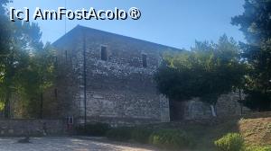 [P01] Ruinele orasului Apollonia sunt interesante deoarece au facut parte din  orasul grecesc antic, construit in 588 i.Hr., fiind la acea vreme, cel mai important oras si port din regiune. Tariful este de 600 lek (7,5 USD), in interior existand cateva zone mai bine conservate, pe langa zidurile de aparare. Cea mai proeminenta ruina, cunoscuta sub numele de Monumentul lui Agonothetes, a fost cladirea consiliului orasului, iar a doua cea mai mare este teatrul, folosit pentru spectacole si intalniri politice ale elitei orasului. » foto by geani anto
 - 
<span class="allrVoted glyphicon glyphicon-heart hidden" id="av1531458"></span>
<a class="m-l-10 hidden" id="sv1531458" onclick="voting_Foto_DelVot(,1531458,13585)" role="button">șterge vot <span class="glyphicon glyphicon-remove"></span></a>
<a id="v91531458" class=" c-red"  onclick="voting_Foto_SetVot(1531458)" role="button"><span class="glyphicon glyphicon-heart-empty"></span> <b>LIKE</b> = Votează poza</a> <img class="hidden"  id="f1531458W9" src="/imagini/loader.gif" border="0" /><span class="AjErrMes hidden" id="e1531458ErM"></span>