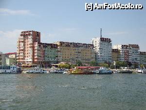 P21 [JUN-2012] Portul maritim Tulcea și blocurile erei comuniste de pe faleză
