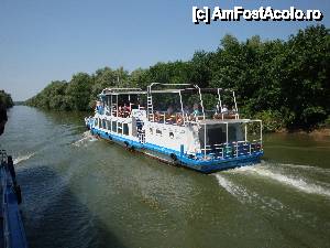 P37 [JUN-2012] O altă întâlnire pe canalul navigabil, surprinsă în timpul croazierei în Delta Dunării, de la bordul navei ”Delta II”
