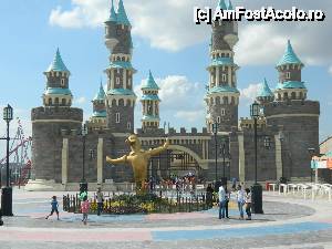 [P02] Castelul de la intrare străjuită de mascota Vialand.  » foto by Dabator
 - 
<span class="allrVoted glyphicon glyphicon-heart hidden" id="av505563"></span>
<a class="m-l-10 hidden" id="sv505563" onclick="voting_Foto_DelVot(,505563,13686)" role="button">șterge vot <span class="glyphicon glyphicon-remove"></span></a>
<a id="v9505563" class=" c-red"  onclick="voting_Foto_SetVot(505563)" role="button"><span class="glyphicon glyphicon-heart-empty"></span> <b>LIKE</b> = Votează poza</a> <img class="hidden"  id="f505563W9" src="/imagini/loader.gif" border="0" /><span class="AjErrMes hidden" id="e505563ErM"></span>