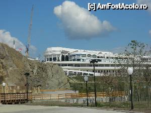 [P07] În spate se vede mall-ul Vialand. Este separat față de parc pentru a permite celor neinterasați de atracțiile Vialand să cheltuie banii la cumpărături.  » foto by Dabator
 - 
<span class="allrVoted glyphicon glyphicon-heart hidden" id="av505568"></span>
<a class="m-l-10 hidden" id="sv505568" onclick="voting_Foto_DelVot(,505568,13686)" role="button">șterge vot <span class="glyphicon glyphicon-remove"></span></a>
<a id="v9505568" class=" c-red"  onclick="voting_Foto_SetVot(505568)" role="button"><span class="glyphicon glyphicon-heart-empty"></span> <b>LIKE</b> = Votează poza</a> <img class="hidden"  id="f505568W9" src="/imagini/loader.gif" border="0" /><span class="AjErrMes hidden" id="e505568ErM"></span>