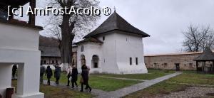 P06 [DEC-2024] Mănăstirea Cotmeana - Spre intrarea în biserica veche.