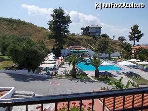 [P03] Vedere din balcon asupre piscinei » foto by silvi
 - 
<span class="allrVoted glyphicon glyphicon-heart hidden" id="av407277"></span>
<a class="m-l-10 hidden" id="sv407277" onclick="voting_Foto_DelVot(,407277,13781)" role="button">șterge vot <span class="glyphicon glyphicon-remove"></span></a>
<a id="v9407277" class=" c-red"  onclick="voting_Foto_SetVot(407277)" role="button"><span class="glyphicon glyphicon-heart-empty"></span> <b>LIKE</b> = Votează poza</a> <img class="hidden"  id="f407277W9" src="/imagini/loader.gif" border="0" /><span class="AjErrMes hidden" id="e407277ErM"></span>