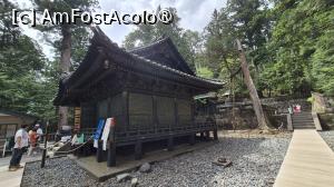 [P25] Mausoleul lui Ieyasu Tokugawa, la care pentru a ajunge am urcat 200 de trepte abrupte prin padure, drumul fiind destul de solicitant. 
Sala de rugaciune, vopsita cu lac negru, in contrast puternic cu portile extravagante Yomei-mon si Kara-mon, are un aer de o sacralitate solemna. Deoarece a fost deschis publicului abia in 1965, a fost un spatiu extrem de sacru, rezervat anumitor persoane. » foto by geani anto
 - 
<span class="allrVoted glyphicon glyphicon-heart hidden" id="av1439977"></span>
<a class="m-l-10 hidden" id="sv1439977" onclick="voting_Foto_DelVot(,1439977,13808)" role="button">șterge vot <span class="glyphicon glyphicon-remove"></span></a>
<a id="v91439977" class=" c-red"  onclick="voting_Foto_SetVot(1439977)" role="button"><span class="glyphicon glyphicon-heart-empty"></span> <b>LIKE</b> = Votează poza</a> <img class="hidden"  id="f1439977W9" src="/imagini/loader.gif" border="0" /><span class="AjErrMes hidden" id="e1439977ErM"></span>