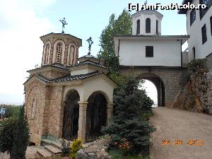 [P34] Struga - Bisericuţa Sf. Petru şi Pavel alături de intrarea în curtea mănăstirii.  » foto by iulianic
 - 
<span class="allrVoted glyphicon glyphicon-heart hidden" id="av665784"></span>
<a class="m-l-10 hidden" id="sv665784" onclick="voting_Foto_DelVot(,665784,13861)" role="button">șterge vot <span class="glyphicon glyphicon-remove"></span></a>
<a id="v9665784" class=" c-red"  onclick="voting_Foto_SetVot(665784)" role="button"><span class="glyphicon glyphicon-heart-empty"></span> <b>LIKE</b> = Votează poza</a> <img class="hidden"  id="f665784W9" src="/imagini/loader.gif" border="0" /><span class="AjErrMes hidden" id="e665784ErM"></span>