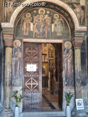 [P15] Mănăstire Gračanica, Biserica Adormirea Maicii Domnului, Pridvorul, Intrarea în Pronaos, Fotografiatul este interzis! » foto by mprofeanu
 - 
<span class="allrVoted glyphicon glyphicon-heart hidden" id="av1544770"></span>
<a class="m-l-10 hidden" id="sv1544770" onclick="voting_Foto_DelVot(,1544770,13973)" role="button">șterge vot <span class="glyphicon glyphicon-remove"></span></a>
<a id="v91544770" class=" c-red"  onclick="voting_Foto_SetVot(1544770)" role="button"><span class="glyphicon glyphicon-heart-empty"></span> <b>LIKE</b> = Votează poza</a> <img class="hidden"  id="f1544770W9" src="/imagini/loader.gif" border="0" /><span class="AjErrMes hidden" id="e1544770ErM"></span>