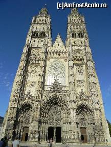 P01 [AUG-2012] Tours - Catedrala St. Gatien - cu cele două turnuri de aproximativ 70m înălțime, vizibilă de departe. 