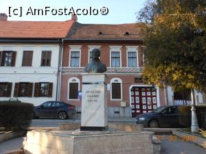 [P34] Orăștie - Monumentul lui Nicolaus Olahus, cel mai de seamă reprezentant al umanismului românesc.  » foto by iulianic
 - 
<span class="allrVoted glyphicon glyphicon-heart hidden" id="av731288"></span>
<a class="m-l-10 hidden" id="sv731288" onclick="voting_Foto_DelVot(,731288,14143)" role="button">șterge vot <span class="glyphicon glyphicon-remove"></span></a>
<a id="v9731288" class=" c-red"  onclick="voting_Foto_SetVot(731288)" role="button"><span class="glyphicon glyphicon-heart-empty"></span> <b>LIKE</b> = Votează poza</a> <img class="hidden"  id="f731288W9" src="/imagini/loader.gif" border="0" /><span class="AjErrMes hidden" id="e731288ErM"></span>