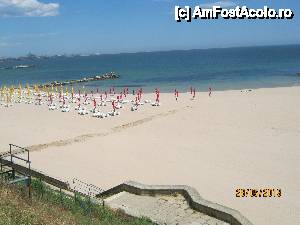 P05 [MAY-2013] Plaja 'fara nume'. Se poate vedea ca nu toat este invadata de sezlonguri si umbrelute. 