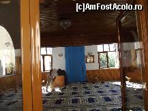 P19 [SEP-2013] In interiorul moscheei cineva face curatenie. 