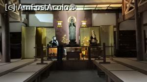 [P08] In partea stanga a Portii Sanmon, este Sala Sembutsu-jo, pentru meditatia Zen a calugarilor, cu acoperis din paie, adapostind statuia lui Yakushi Nyorai aflata in centru si statuia Marelui Bodhisattva Seon pesimist. » foto by geani anto
 - 
<span class="allrVoted glyphicon glyphicon-heart hidden" id="av1443150"></span>
<a class="m-l-10 hidden" id="sv1443150" onclick="voting_Foto_DelVot(,1443150,14224)" role="button">șterge vot <span class="glyphicon glyphicon-remove"></span></a>
<a id="v91443150" class=" c-red"  onclick="voting_Foto_SetVot(1443150)" role="button"><span class="glyphicon glyphicon-heart-empty"></span> <b>LIKE</b> = Votează poza</a> <img class="hidden"  id="f1443150W9" src="/imagini/loader.gif" border="0" /><span class="AjErrMes hidden" id="e1443150ErM"></span>