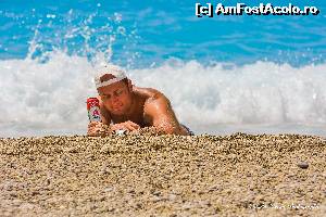P16 [JUN-2014] Aici ma vad mai bine. Ma tineam de bere sa nu ma ia valul de la Milos beach. Orice s-ar intampla, nu las berea din mana! 