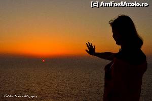 P17 [JUN-2014] Nevasta-mea si-a facut un prieten nou in Lefkada: Soarele. Isi lua ramas bun de la el in fiecare seara de la Kathisma beach. 