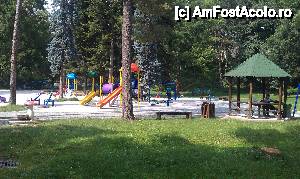 P12 [JUN-2013] Unul din spaţiile de joacă pentru copii, din parcul oraşului Vrnjacka Banja, Serbia. 