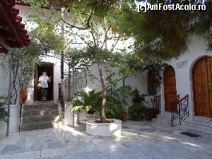 P42 [AUG-2014] Mănăstirea Sfântul Nectarie din Eghina : intrarea în chilia Sfântului Nectarie