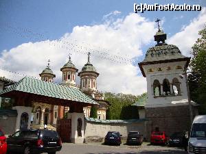 [P01] Ne aflăm la intrarea în curtea Mănăstirii Sinaia. În partea dreaptă a imaginii se observă clopotnița lăcașului de cult.  » foto by Floryn81
 - 
<span class="allrVoted glyphicon glyphicon-heart hidden" id="av642860"></span>
<a class="m-l-10 hidden" id="sv642860" onclick="voting_Foto_DelVot(,642860,14696)" role="button">șterge vot <span class="glyphicon glyphicon-remove"></span></a>
<a id="v9642860" class=" c-red"  onclick="voting_Foto_SetVot(642860)" role="button"><span class="glyphicon glyphicon-heart-empty"></span> <b>LIKE</b> = Votează poza</a> <img class="hidden"  id="f642860W9" src="/imagini/loader.gif" border="0" /><span class="AjErrMes hidden" id="e642860ErM"></span>