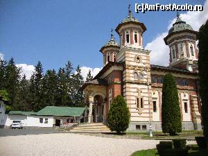 [P02] Am intrat în curtea mare a lăcașului de cult, unde vedem biserica nouă a mănăstirii, ce are hramul ”Sfânta Treime”.  » foto by Floryn81
 - 
<span class="allrVoted glyphicon glyphicon-heart hidden" id="av642861"></span>
<a class="m-l-10 hidden" id="sv642861" onclick="voting_Foto_DelVot(,642861,14696)" role="button">șterge vot <span class="glyphicon glyphicon-remove"></span></a>
<a id="v9642861" class=" c-red"  onclick="voting_Foto_SetVot(642861)" role="button"><span class="glyphicon glyphicon-heart-empty"></span> <b>LIKE</b> = Votează poza</a> <img class="hidden"  id="f642861W9" src="/imagini/loader.gif" border="0" /><span class="AjErrMes hidden" id="e642861ErM"></span>