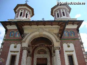 [P04] Vom vizita biserica mare a Mănăstirii Sinaia. Acest lăcaș de cult a fost construit în perioada 1843 - 1846, întrucât biserica veche și chiliile erau deja neîncăpătoare pentru cei peste 70 de călugări care viețuiau aici în această perioadă. Înfățișarea actuală a fost dată ulterior, în urma amplelor lucrări de restaurare din perioada 1897 – 1903.  » foto by Floryn81
 - 
<span class="allrVoted glyphicon glyphicon-heart hidden" id="av642863"></span>
<a class="m-l-10 hidden" id="sv642863" onclick="voting_Foto_DelVot(,642863,14696)" role="button">șterge vot <span class="glyphicon glyphicon-remove"></span></a>
<a id="v9642863" class=" c-red"  onclick="voting_Foto_SetVot(642863)" role="button"><span class="glyphicon glyphicon-heart-empty"></span> <b>LIKE</b> = Votează poza</a> <img class="hidden"  id="f642863W9" src="/imagini/loader.gif" border="0" /><span class="AjErrMes hidden" id="e642863ErM"></span>
