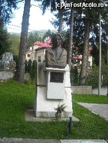 P02 [SEP-2010] Bustul MARELUI Enescu, din stanga vilei 'Luminis'