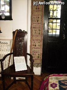 P17 [DEC-2010] Scaunul si bastonul maestrului din dormitorul George Enescu.